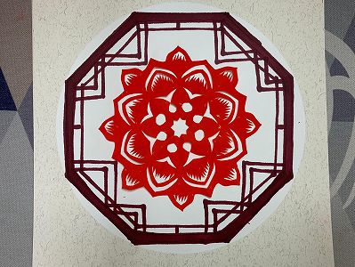 z4368db67f41f44ecc314e018f50fc7aa 農家の木の窓枠に「花開く」切り絵展　甘粛省定西市