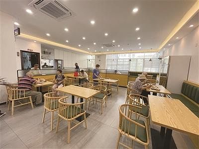 z7896966a5f6e96fa4fd113476ee19b06 高齢者がリーズナブルに食事ができる烏魯木斉の食堂　90歳以上は無料