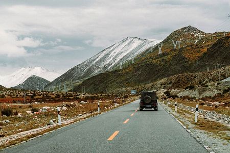 zc10617dc0193cfc0d6df131b0c2d87bc 標高4580ｍの道路を自らハンドル握りドライブ旅行楽しむおばあちゃん