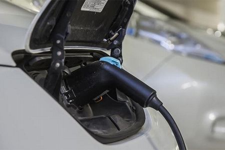 z328a2c86db606b3d44692220b2b2543f 5分充電で300km走行　完全水冷式スーパー急速充電スタンドが稼働開始