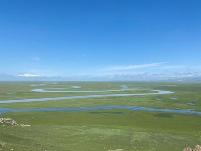 z468502688deea715bbb937daab425caa 夏の観光ピークを迎えた巴音布魯克草原　新疆維吾爾自治区