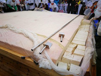 z588e4255cb27ada6effae72e43338a71 巨大豆腐が上海大世界基尼斯に認定　寧夏青銅峡