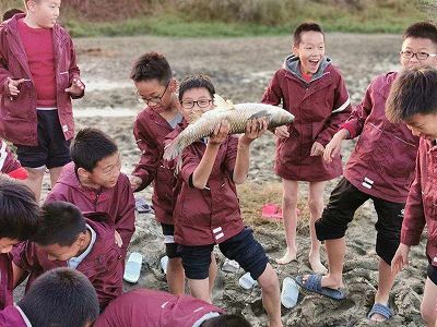 ze5b2ac4cfa7ba7f9a2750c23c9e23340 手づかみで魚を捕まえよう！第4回梁山摸魚フェスティバル開幕