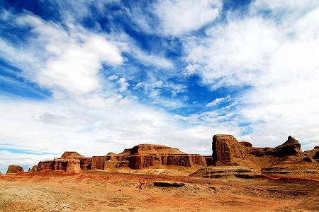 z0b6abb3313507ab022be2cdb01158548 夕日を浴びながら移動するラクダ隊　新疆維吾爾自治区克拉瑪依市