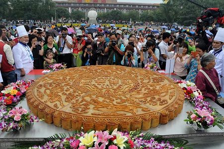 zb41b0e87b14d8e155c0e09dfe652c7bc 中秋節を控え、重さ100キロ以上の「巨大月餅」登場　山西省