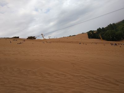 zde4efec0c69d089a5de181559feddd97 独得な砂漠での運動会に参加者も大張り切り張切り！