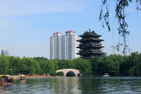 z41d9566534c30f0811e46c85496c510c 溺れた女性を救助した若者とその若者を救った人々　山東省