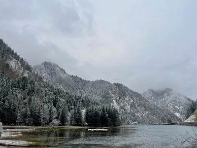 z829a89d6c856503d09c2c9e7dda14143 美しい雪景色が広がる九寨溝　四川省