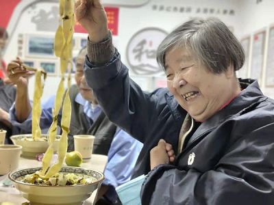 za173c7ca9901129254e54db983f1e1eb 重陽節を控え高齢者施設で「長卓宴」を開催　重慶市