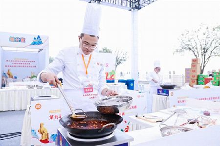 zc825e22bc2f6fc71e169ec9f9b83f719 「中国火鍋の都」で腕を競う「鍋料理の達人」たち　重慶市