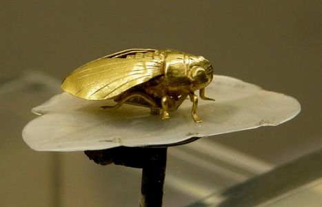 zd3e33257a51350b0710586b6a6230639 精巧な蝉がデザインされた明代の髪飾り「金蝉玉葉」