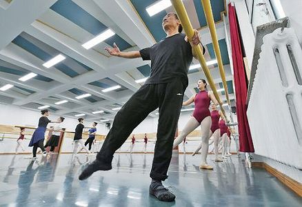 zf0f7d7497d178606f4cc829f9b11e407 子どもの時から夢だったバレエを習って10年　63歳の清掃作業員男性