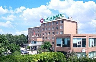 z72529b888eae986d 背中にびっしりマスコットをつけて歩く病院警備員、その用途とは？