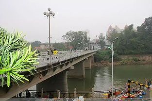 日用品などを担いで運ぶ人々で賑わう中国とベトナムの国境の街 z7b91e1ce3168c440 日用品などを担いで運ぶ人々で賑わう中国とベトナムの国境の街