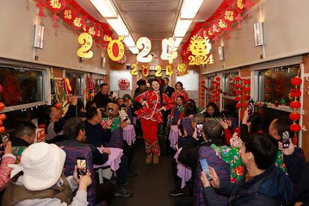 z99d886bd89095d81 哈爾浜鉄道初の東北民俗文化列車を運行　黒竜江
