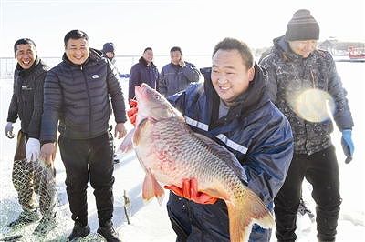 zb0c8cf5341222306 浙江大学で来年の幸福を願って魚を捕るイベント　1トンの豊漁に沸く