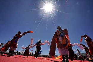 zd66e416a1e5d5e5f 成都市の広場で盛り上がり見せる蔵舞踊の「鍋荘」踊り　四川省