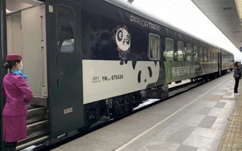 z627a13b8c6a97125 イメージ一新した「パンダ特別列車」が完成