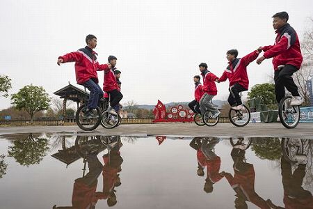z336623b7ed3887d8 一輪車による見事なパフォーマンス披露する小学生　甘粛省蘭州市