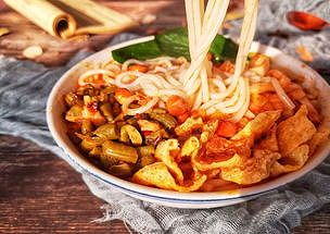 zea066b2ad9cd7386 外国人記者たちがタニシ麺に挑戦　「おいしい！気に入った！」