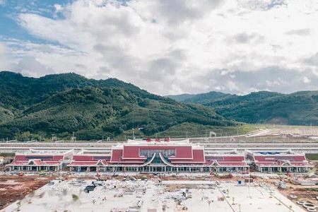 z0a8ea92bba852802 中国ラオス鉄道の国際旅客列車運行から今4月13日で丸1年