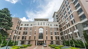 z8eeaab263e400bed 雲南大学の薔薇が満開に　ロマンチックな景色広がる