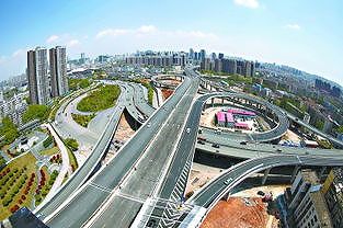 zce7708f6434451d3 緑に覆われた幻想的な成都市内の高架下　四川省成都市