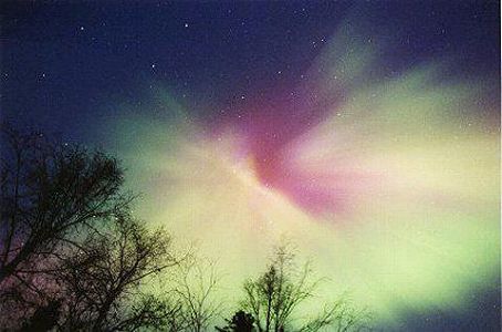 z4c627e2cb2a39fdc 赤いオーロラを観測　新疆維吾爾自治区・阿勒泰地区