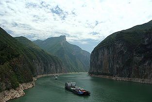 zc011dc6011ba46b6 1万トン級の河川・海上直行輸送船が初めてkui門を通過　重慶市