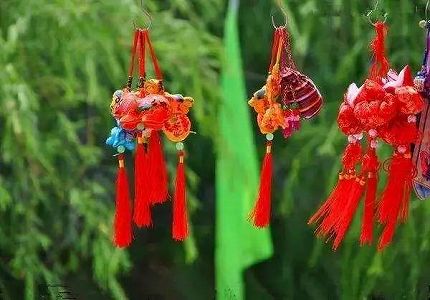 z56b36e735fd7d625 端午節が近づき無形文化遺産「徽州端午錦」作りに精を出す村民たち　