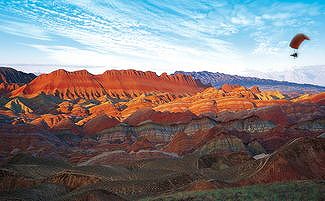 ze015955475fda105 祁連山麓に広がる七彩丹霞　甘粛省