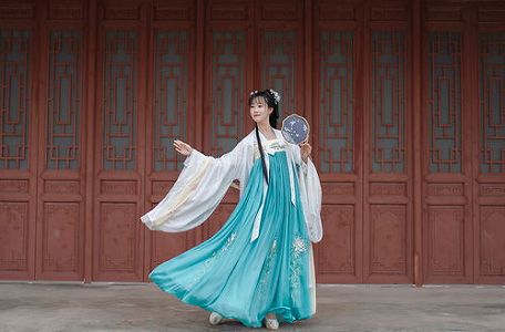 z4d9cd75ef0351ace 大唐芙蓉園で観光客の人気集める漢服ショー　陝西省西安