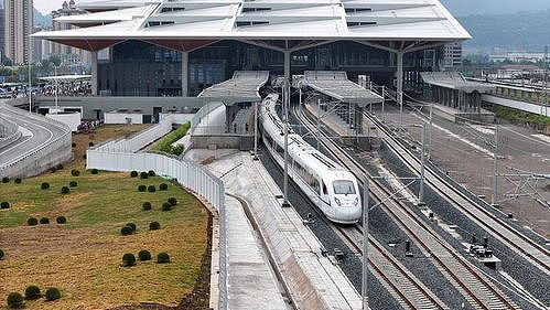 z9793ccece6cf9bfd 巴南高速鉄道の初発列車が重慶西駅を出発