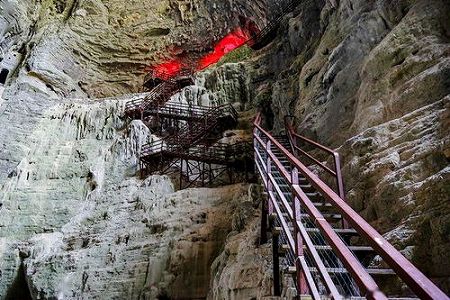 zb185a78fd5cffb6c 鍾乳洞で楽しむオールシーズンスキー　湖北省遠安県