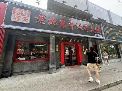 z52b7432288743608 溺れた子供3人を助け、亡くなった男性が経営していた 火鍋レストランに客が殺到