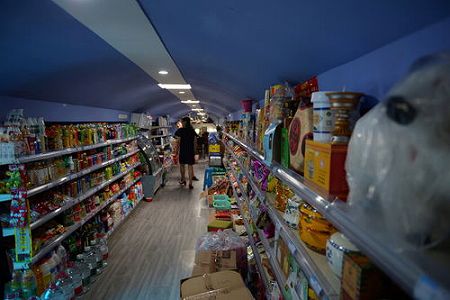 z76bb2642e627f342 退役機を改造した「飛行機スーパー」　四川省成都市