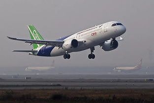 z684eec94490d523d 国旗が機体に　初のC919型機がお披露目