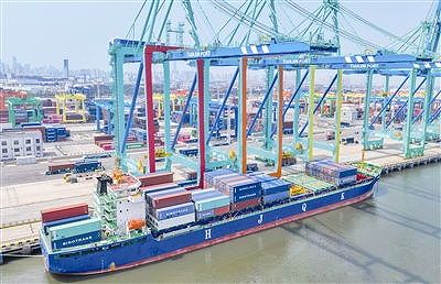 z6d738cce985a35b5 ハイテク感満載の天津の「レインボー埠頭」