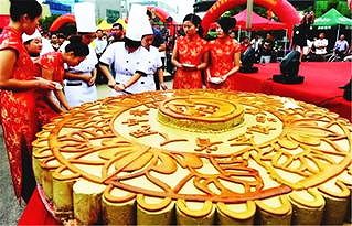 中秋節に巨大月餅を無料で配るイベント開催 四川省lang中市 ze9bc0606e31d2313 中秋節に巨大月餅を無料で配るイベント開催 四川省lang中市