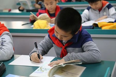 zeec4fba487240236 中国の教師の数は現時点で1891万8000人に