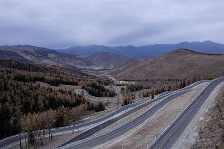 z1f597546ad238890 阿禾公路の試験開通が開始　新疆維吾爾自治区