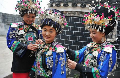 z2a2ff5044ab034ce アジア太平洋地域の記者が貴州省で苗族伝統の刺繍を体験