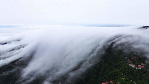 z6a50a3d344acc052 雲南省大理白族自治州に現れた壮大な滝雲の眺め　雲南省