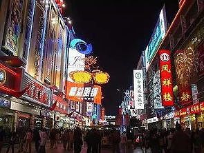 z21282e217cfaffc3 成都市のランドマーク「ビルをよじ登るパンダ」が「防火服」姿に