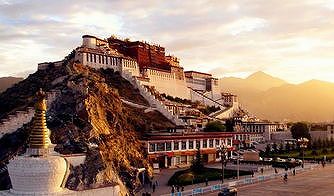 ze264cc62e998b556 雪化粧を施した山々を背にした布達拉宮　西蔵自治区拉薩市