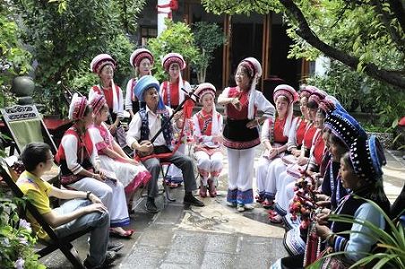 z224377e5cbec207a 蜜蜂も引き寄せられるほど？鮮やかで美しい白族刺繍　雲南省大理市