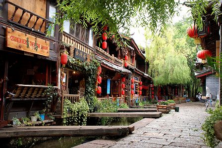 z300v0d0000006y4y03E29 広場にずらりと並ぶ円卓！旧正月を前に団らんの宴　貴州省