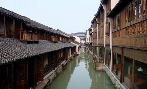 z7ab5671b955bad92 歴史ある古鎮で長さ1キロの宴席、各地から大勢の観光客　重慶市