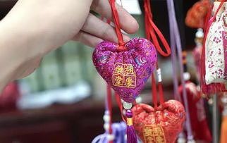 z7d074721719e42d5 蛇年「香り袋」が大人気！　甘粛省慶陽市の製品が好調な売れ行き